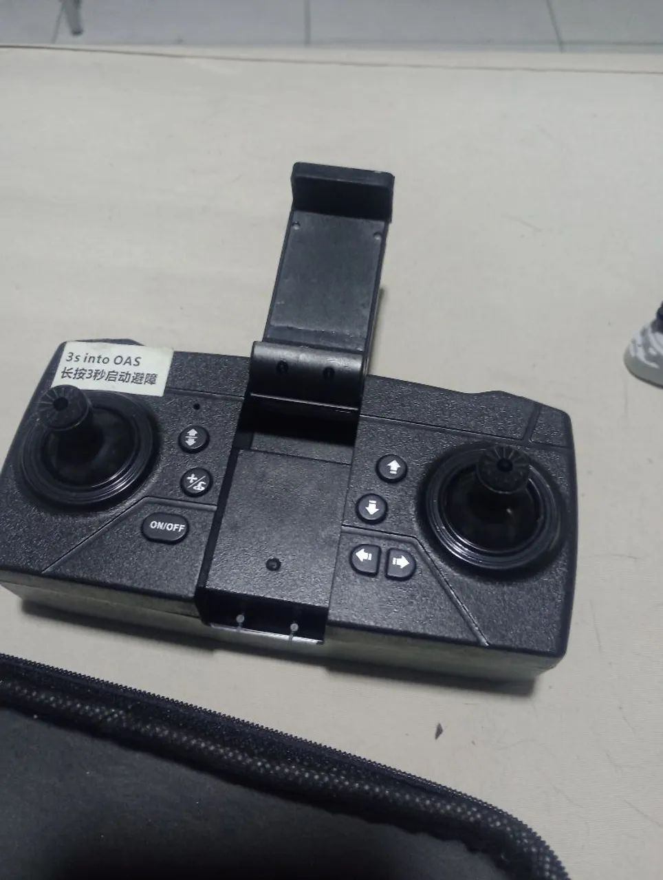 um drone mini  na queize controle  tem câmera 2 bateria  e alguns acessório e  uma chave   - Foto 2