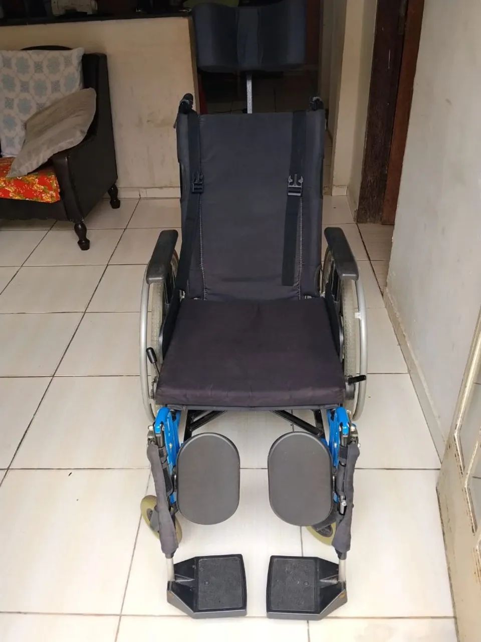 Cadeira de rodas completa, marca Ortobras, flexível, com encosto de cabeça. - Foto 4