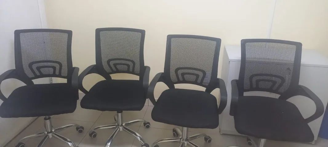 1 armário com chave, 2 mesas de 1,83m e 7 cadeiras - Foto 3