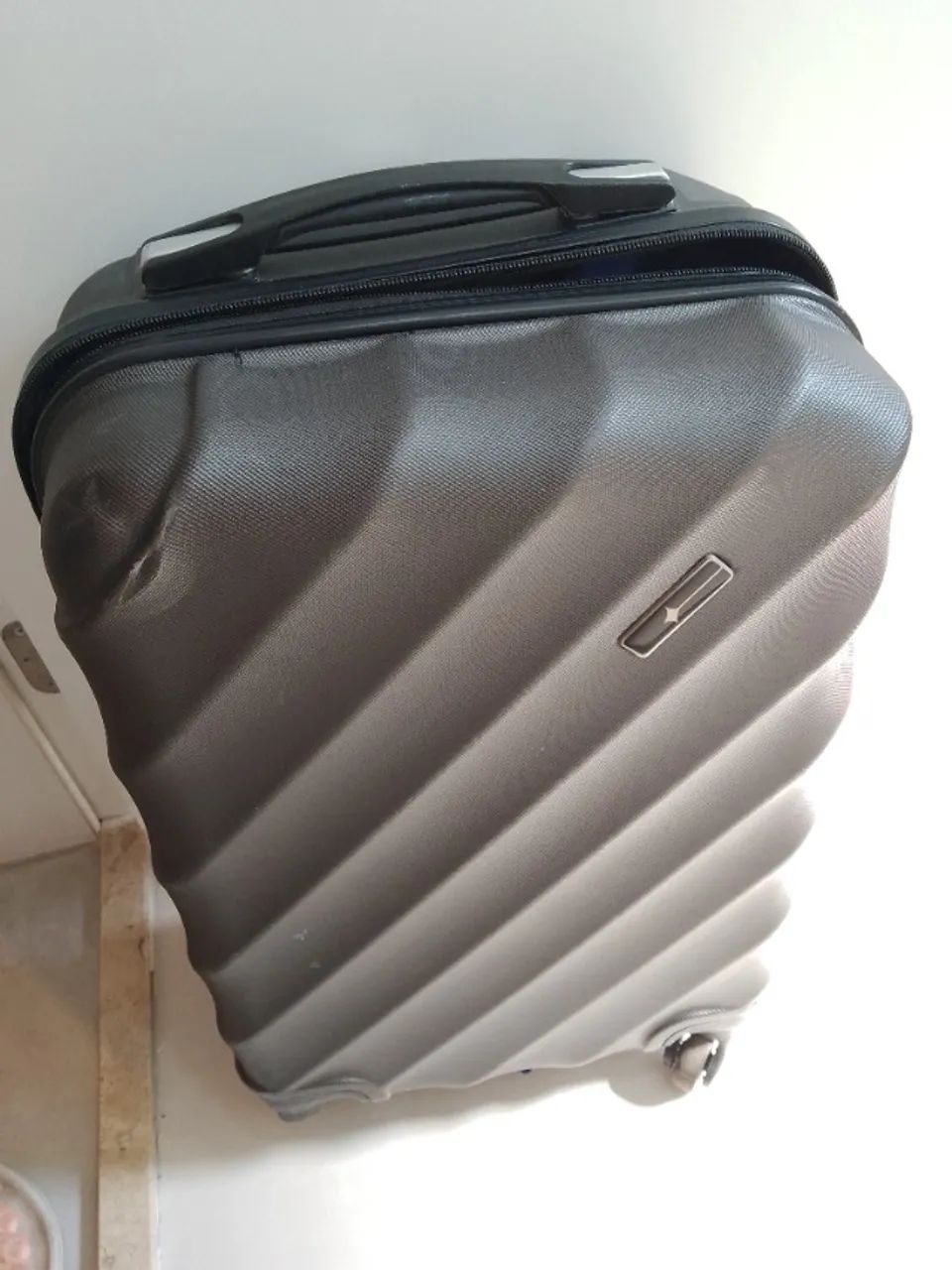 Mala de viagem de 4 rodinhas 360, padrão anaac 10kg, defeito no zíper 