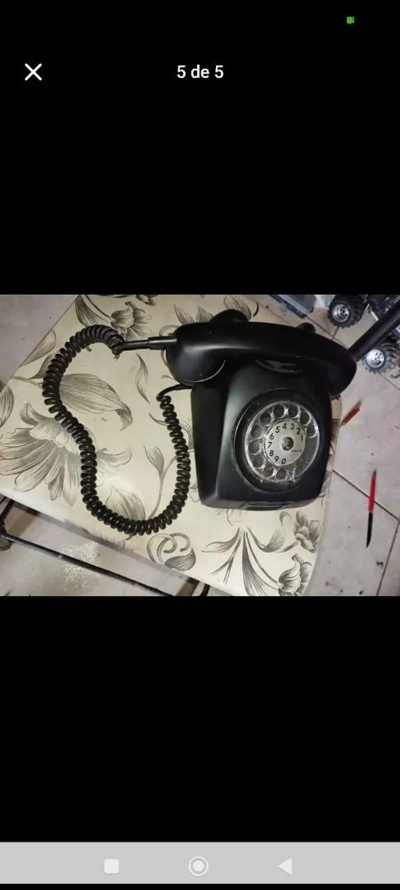 Telefone antigo preto de disco.