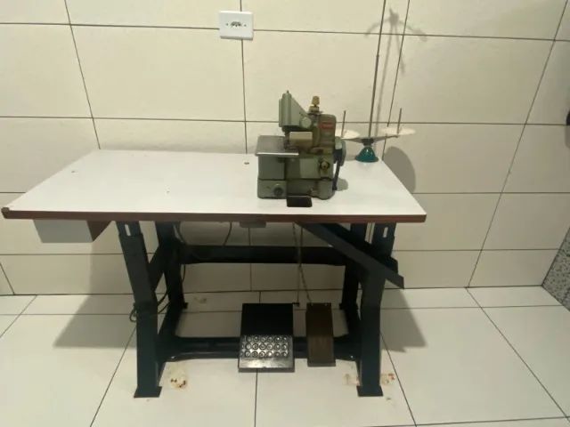 Maquina de costura chinesinha com mesa