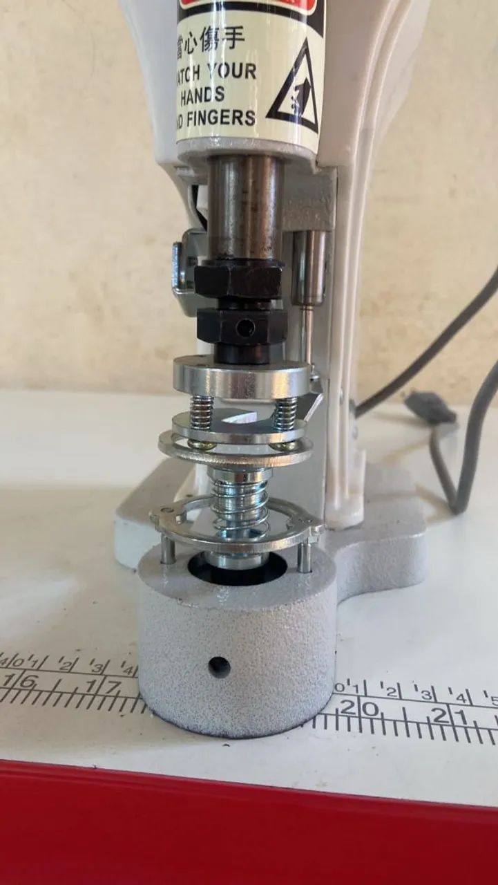 Máquina de pregar botões e ilhos  - Foto 4