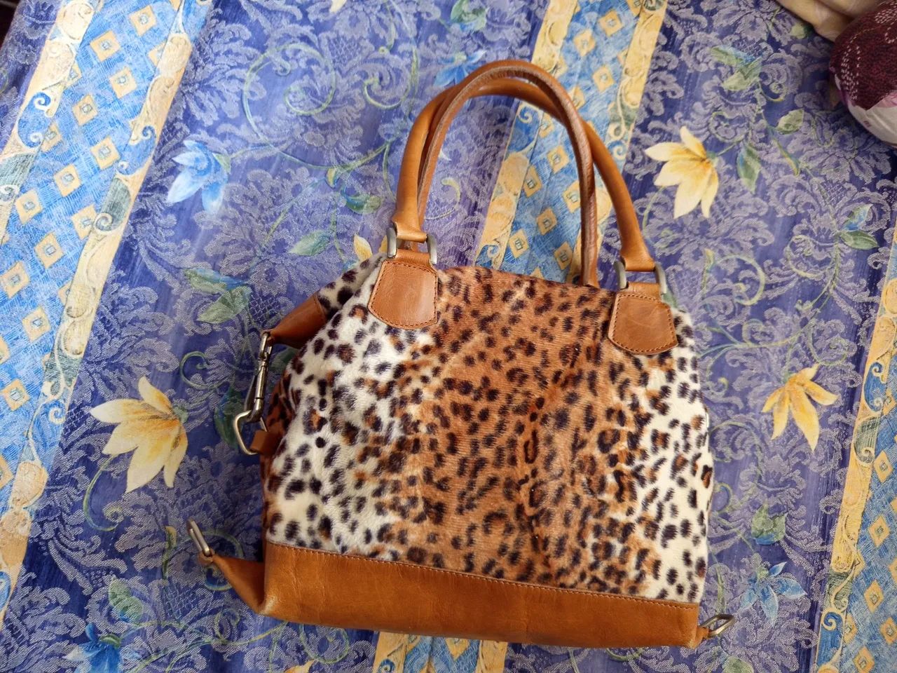 Bolsas feminina tigrada e em couro $45 - Foto 2
