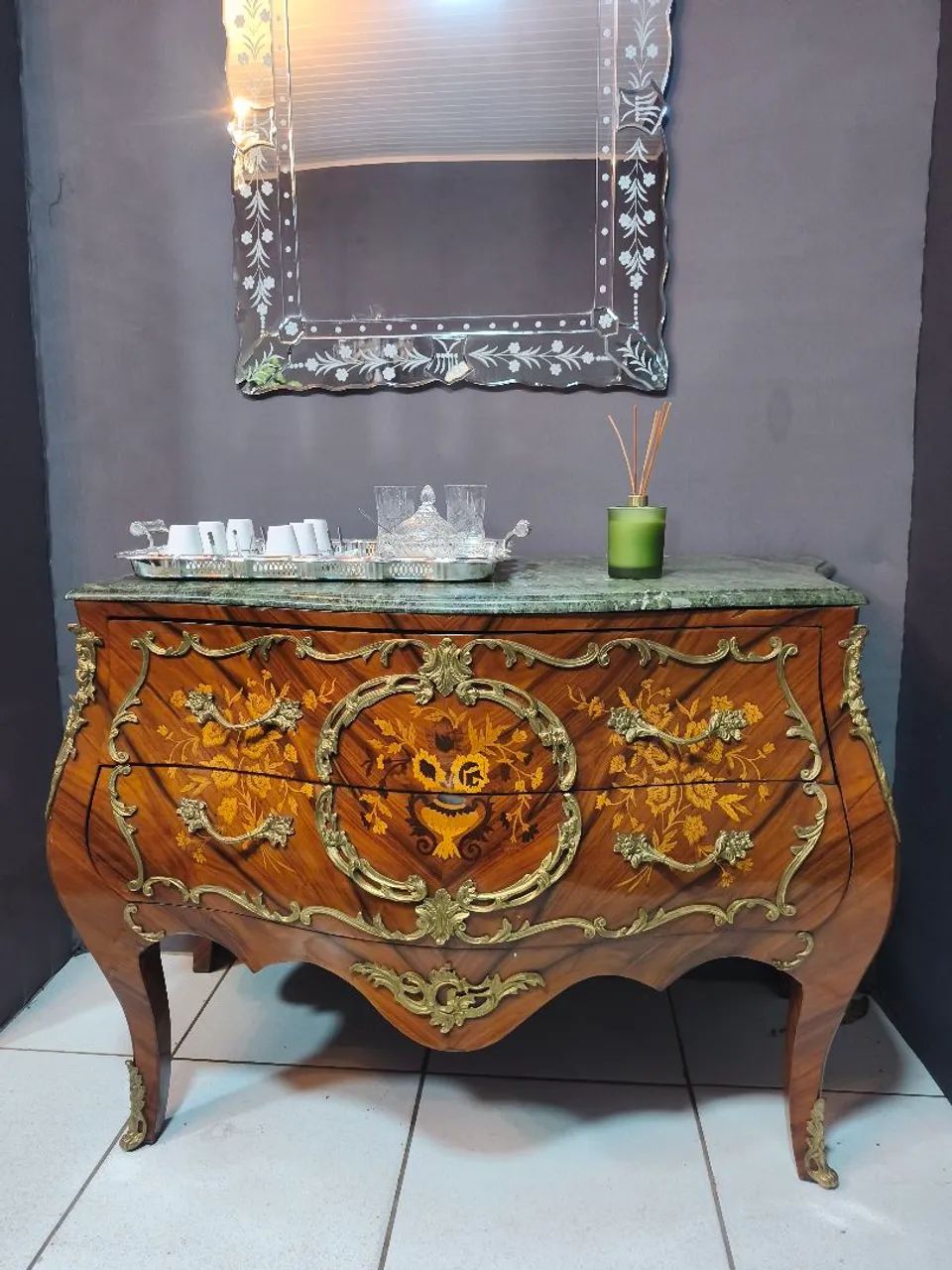 Bombê Clássica e Atemporal, ideal para ambientes clássicos e sofisticado para a decoração. - Foto 2