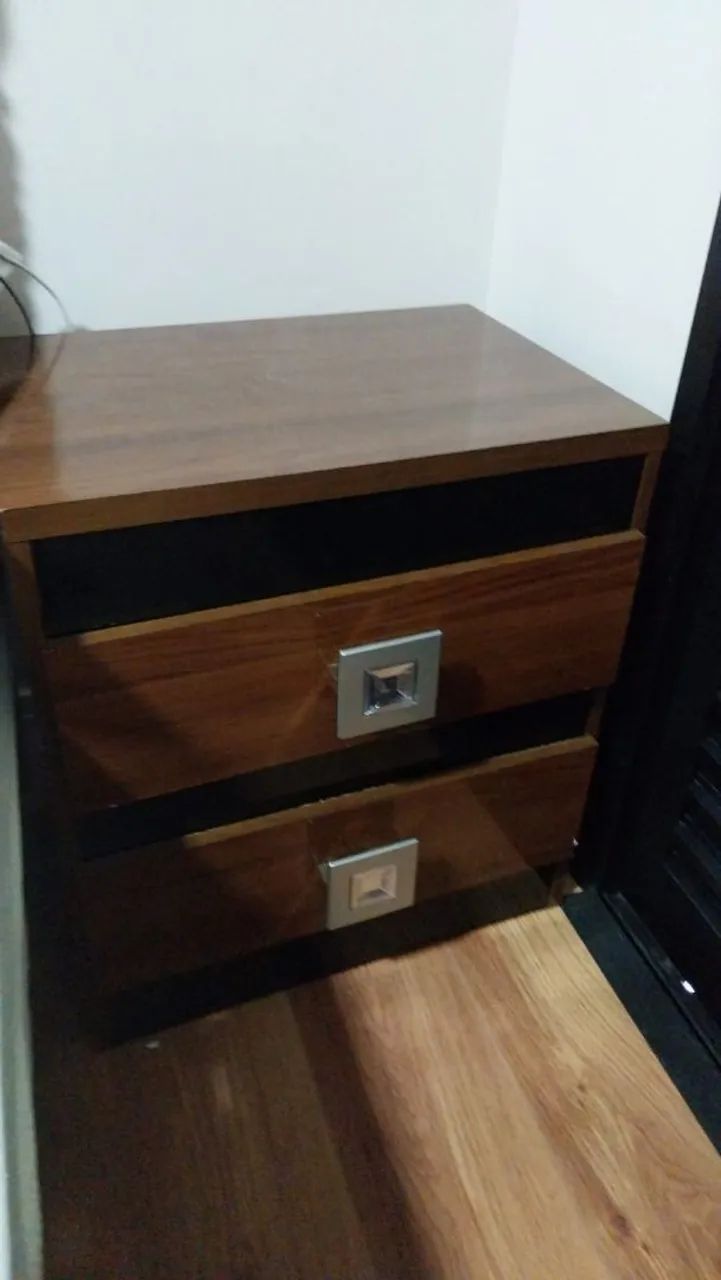 Jogo de quarto completo com cama de casal com dois criados, guarda roupas, cômoda. - Foto 3