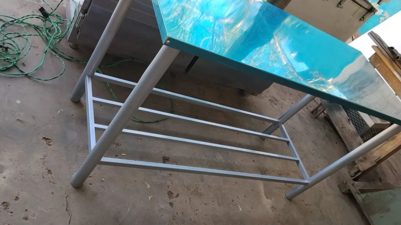 Mesa com tampo inox