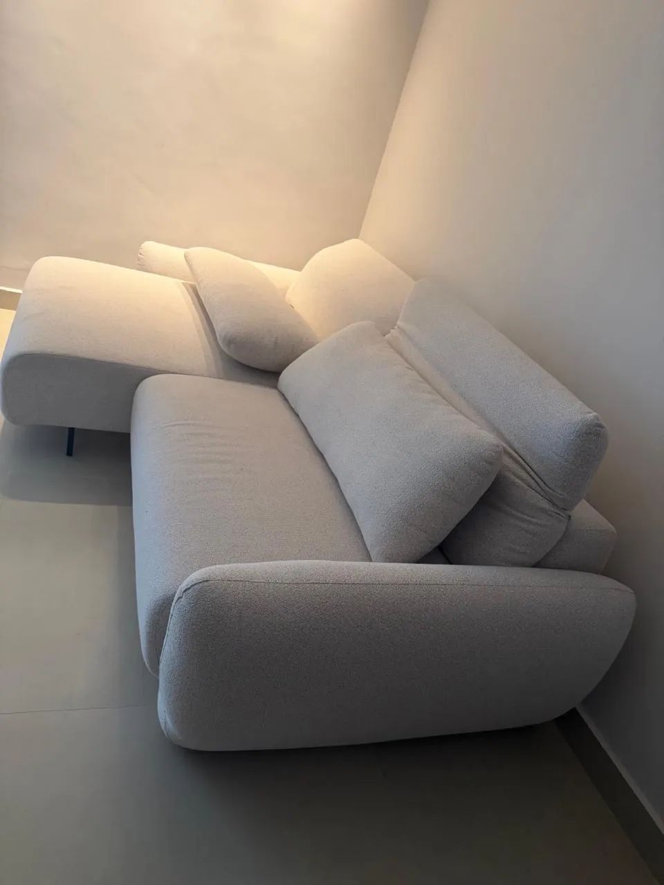 Sofà Stone, comprado na loja Moveis Zanetti em Vitória-ES. Cor Branco Boucle - Foto 4