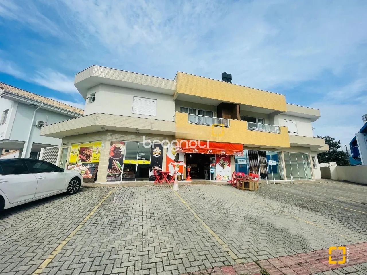 Oportunidade! Prédio com 2 apartamentos e 5 lojas comerciais, em Carianos, Florianópolis