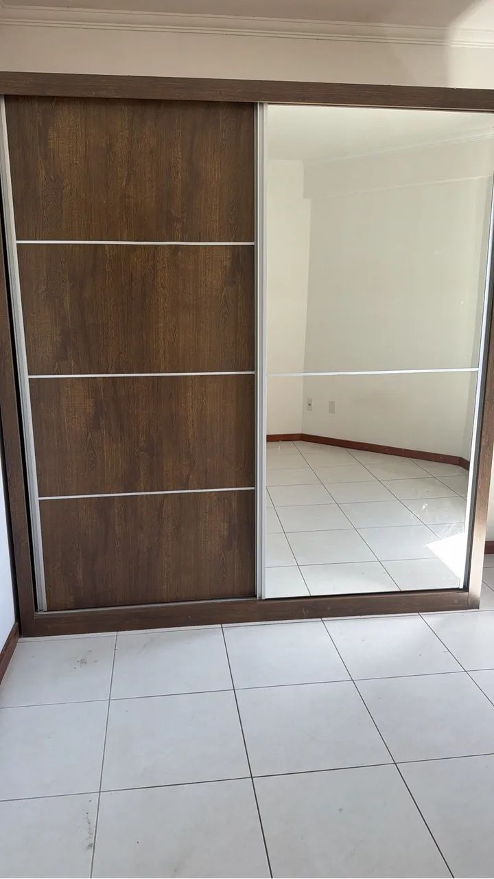 Guarda roupa com espelho