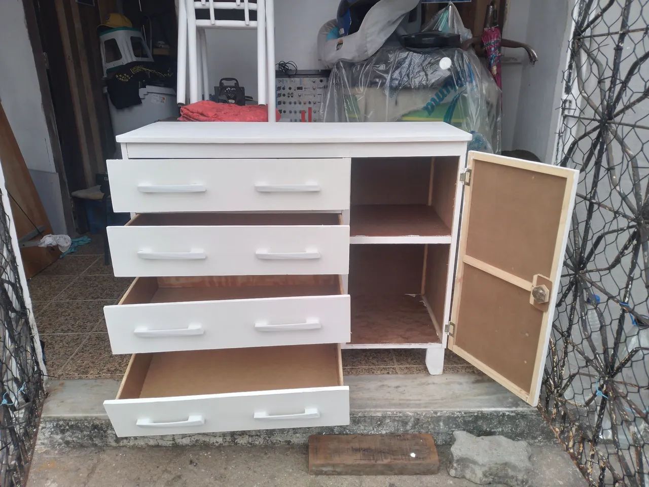 CÔMODA BRANCA COM 04 GAVETAS E SAPATEIRA COM CHAVE 