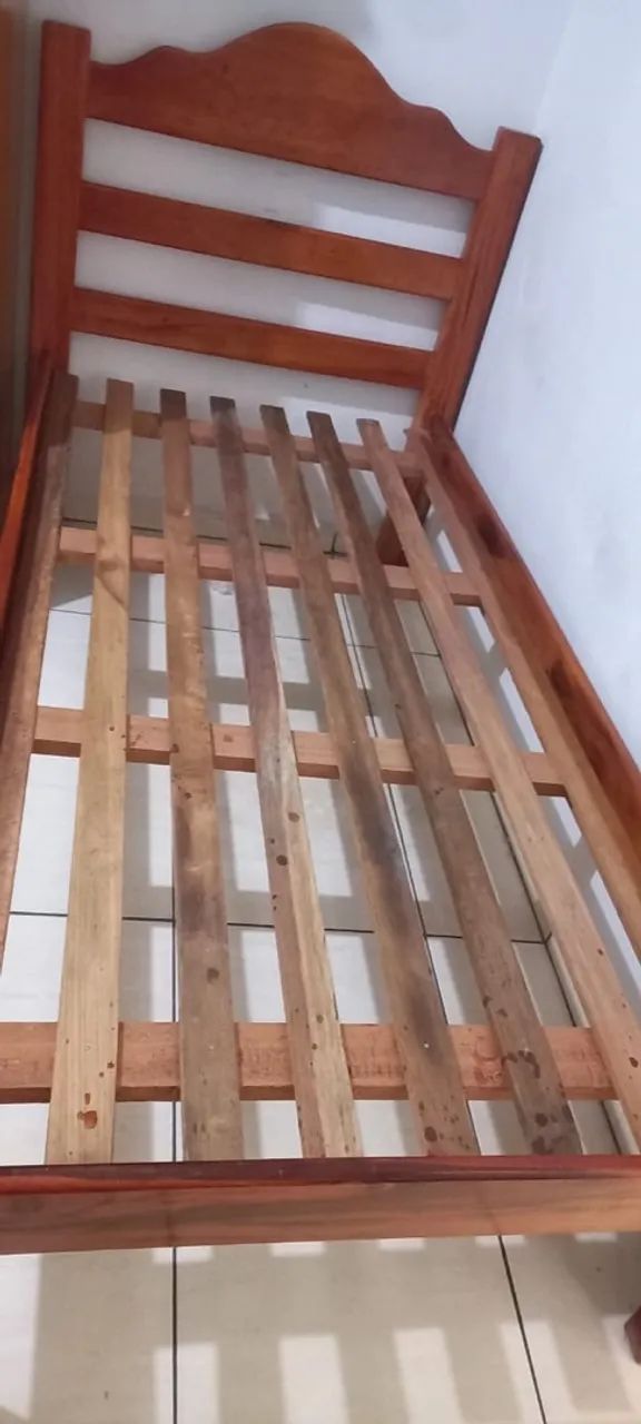 Cama de madeira solteiro 