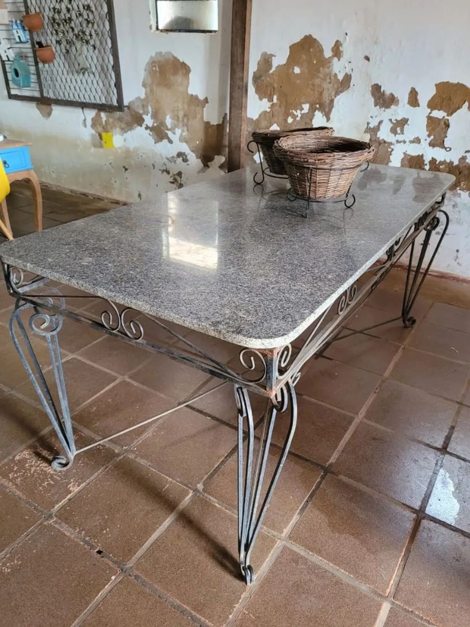 Mesa em ferro e granito