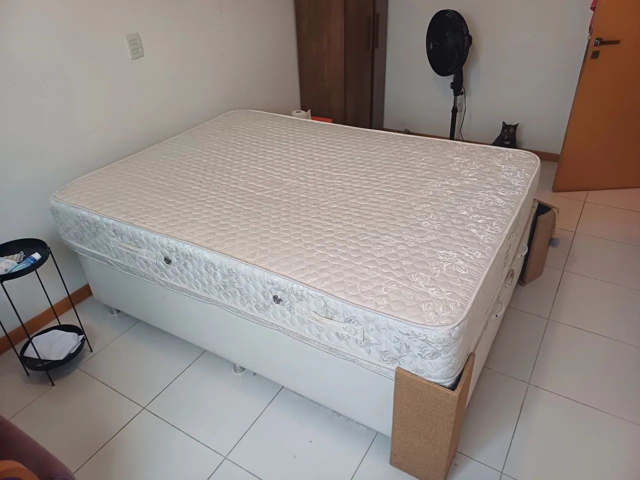 Vendo colchão usado e base box baú