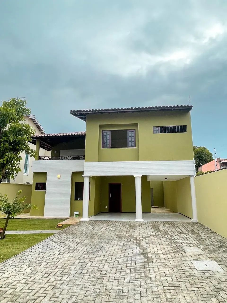 Excelente casa duplex em rua privativa