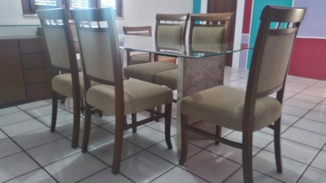 Sala de Jantar comprada na Jacaúna- Em madeira de lei com tampo de vidro e base de mármore