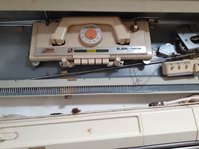 Vendo máquina de tricô Elgin Brotter + 8 novelos de lã de brinde