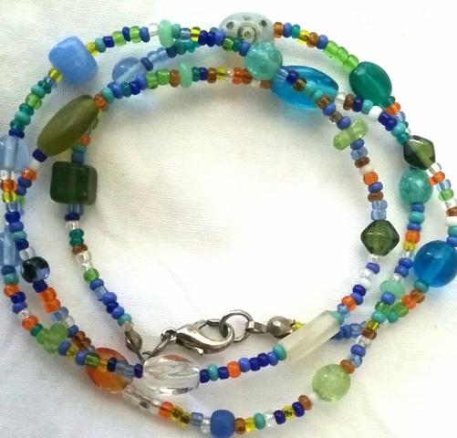 Pulseira/colar de pedrinhas coloridas