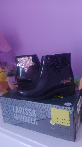 bota larissa manoela preta