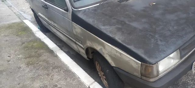 Carro semelhante ao Fiat Uno é cortado ao meio