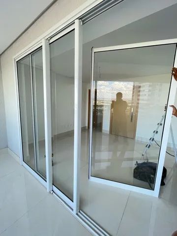 Porta completa em Esquadria Aluminio e vidro com fechadura e acabamentos alumínio