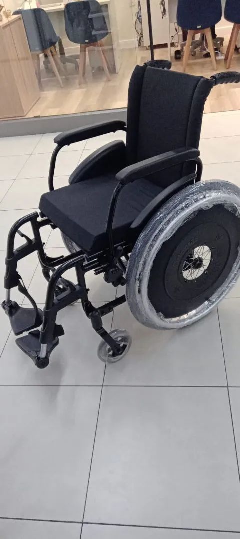 CADEIRA DE RODAS DE ALUMÍNIO.  - Foto 4