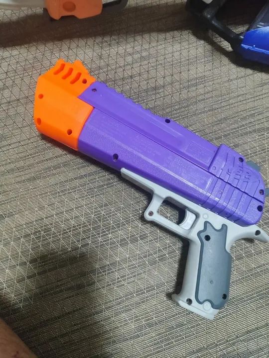 Pistola de água para brincar no verão!