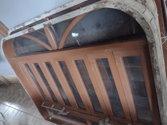 Vendo janela de Itaúba, com vidro e todas as vistas. - Foto 2