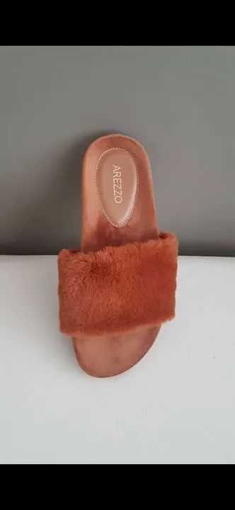 Chinelo de Pelos Arezzo 50% OFF
