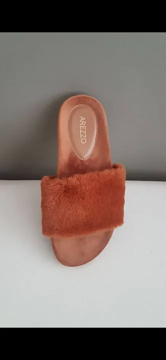 Chinelo de Pelos Arezzo 50% OFF