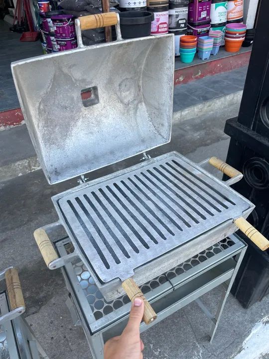 CHURRASQUEIRO ALUMÍNIO C/BAFO C/PÉ C/CABO GG  - Foto 2