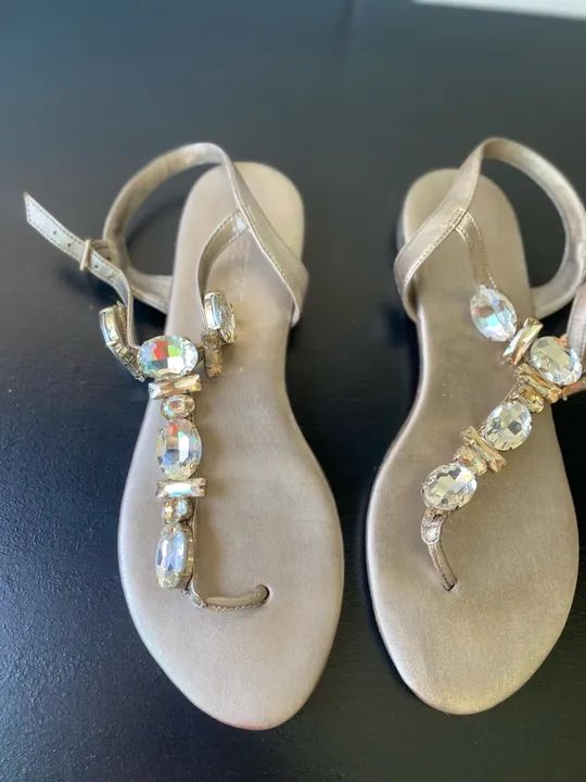 Sandálias Douradas com Pedrarias