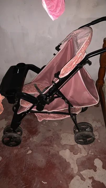 Carrinho de Bebê Rosa em Ótimo Estado