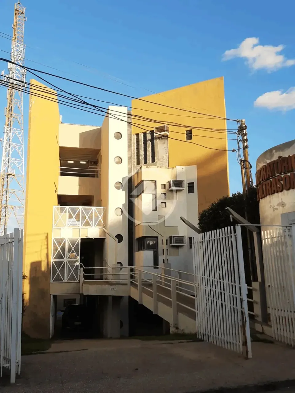 # Vende-se um prédio comercial na região central de Cuiabá , rua 13 de Junho 833, com área