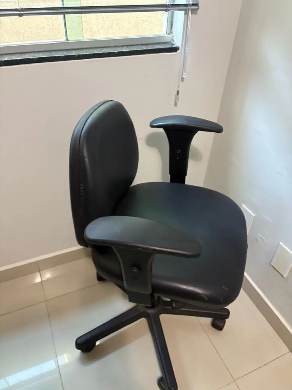 Cadeira de Escritório Confortável e Funcional