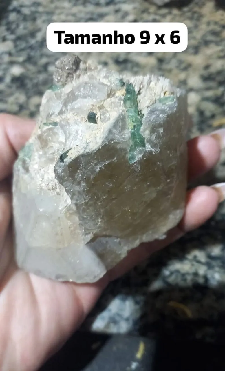 Cristal quartzo fumê com turmalina verde