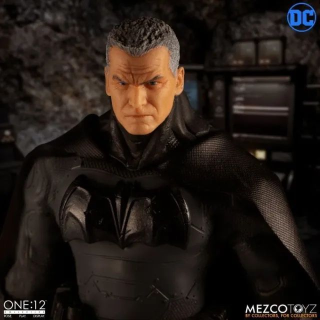 Mezco One:12 Batman Supreme Knight - Hobbies e coleções - Parque