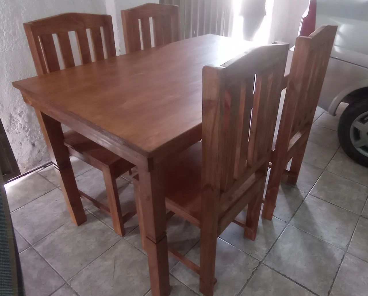 Conjunto de Mesa de Jantar em Madeira Maciça