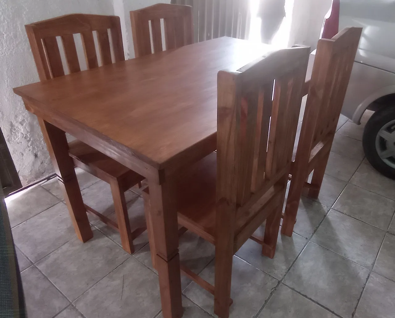 Conjunto de Mesa de Jantar em Madeira Maciça