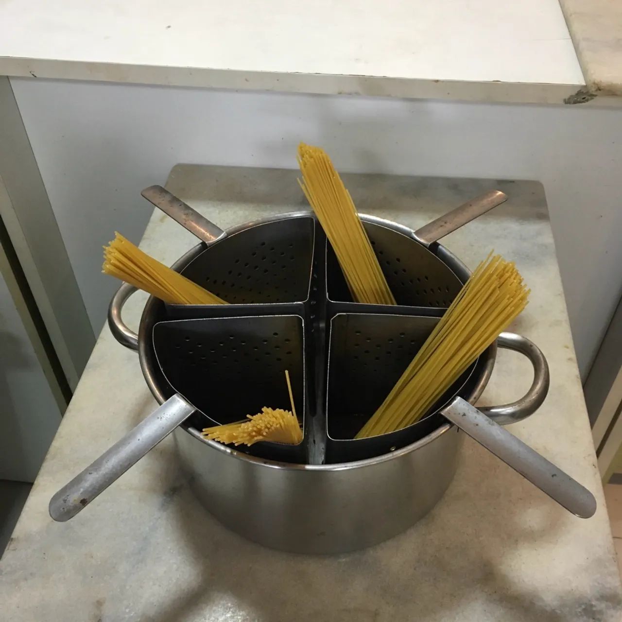 Espagueteira e escorredores para cozinhar massas e legumes - Foto 3