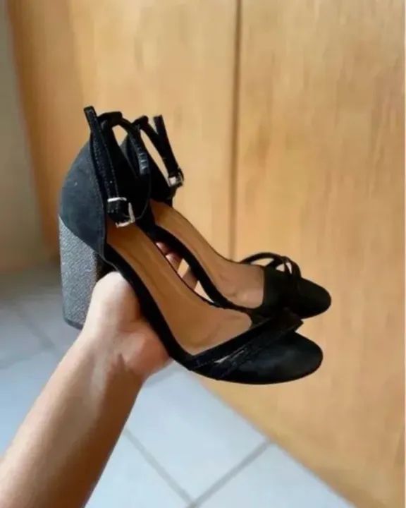 Sandália de salto alto preta
