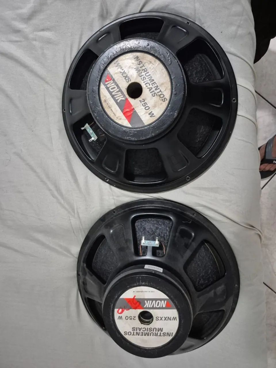  Vende-se par de alto falante de 15pl 250w.