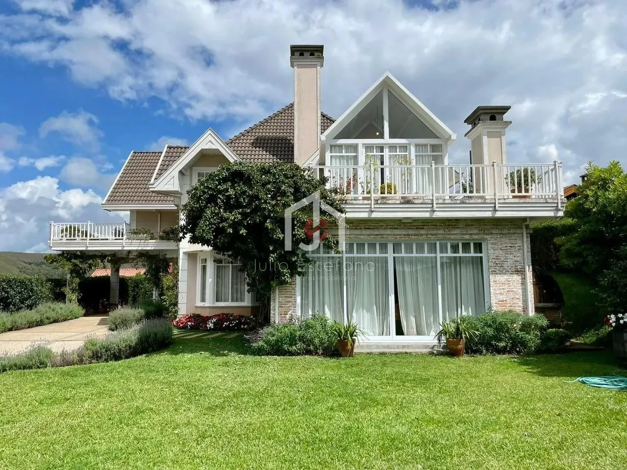 Casa com 6 dormitórios sendo 6 suítes no Jardim Véu da Noiva em Campos do Jordão