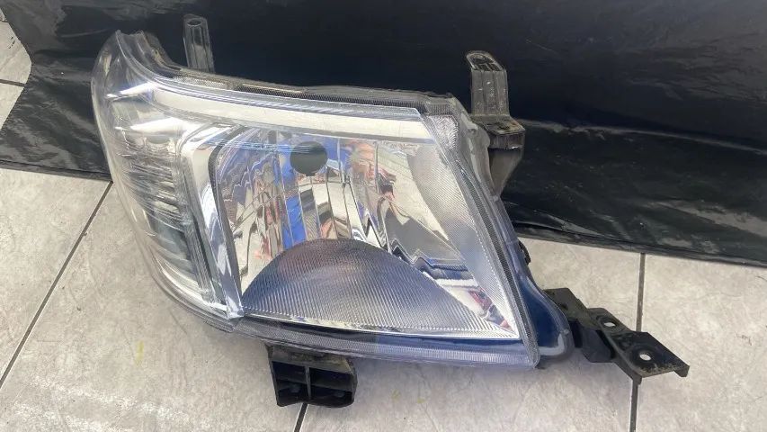 Farol Hilux Sr/Srv 12/15 Mascara Cromada LD, Original Recuerado. - Foto 2