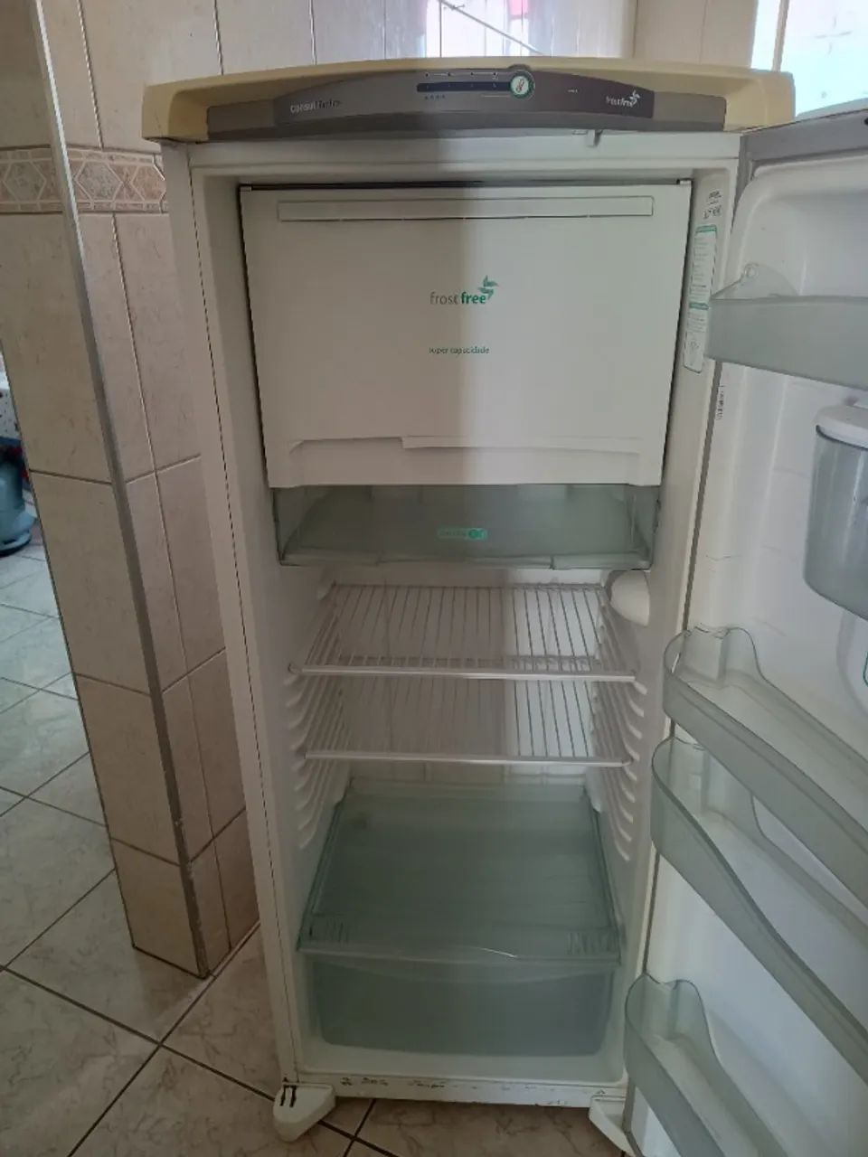 Geladeira Consul 300 Litros Frost Free com Dispenser de água na porta 