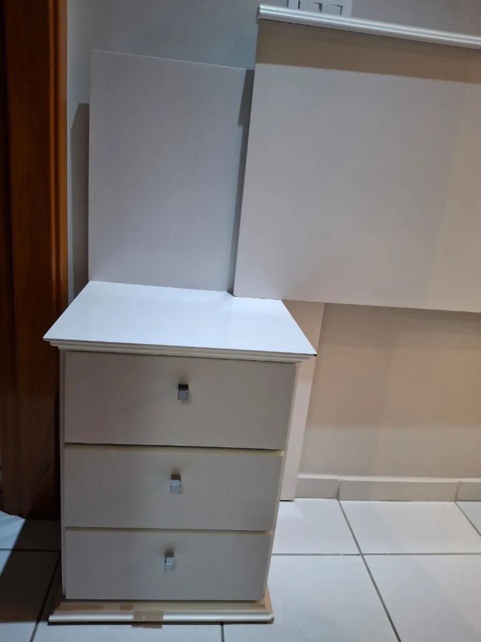 Vendo cabeceira com 2 mesinhas semi nova. - Foto 2