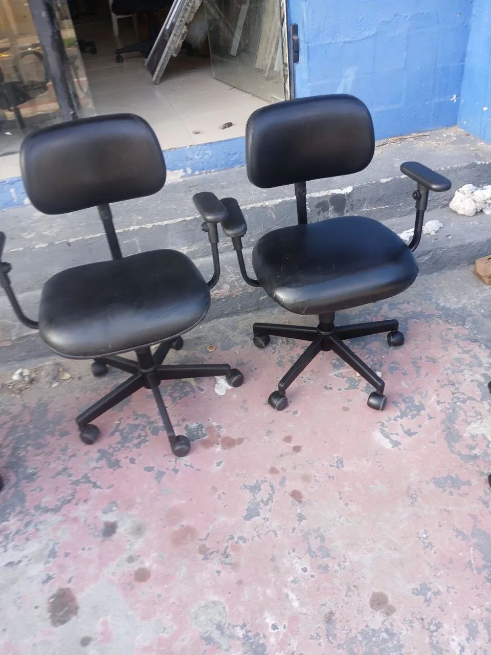 03 cadeiras reforçadas giratoria