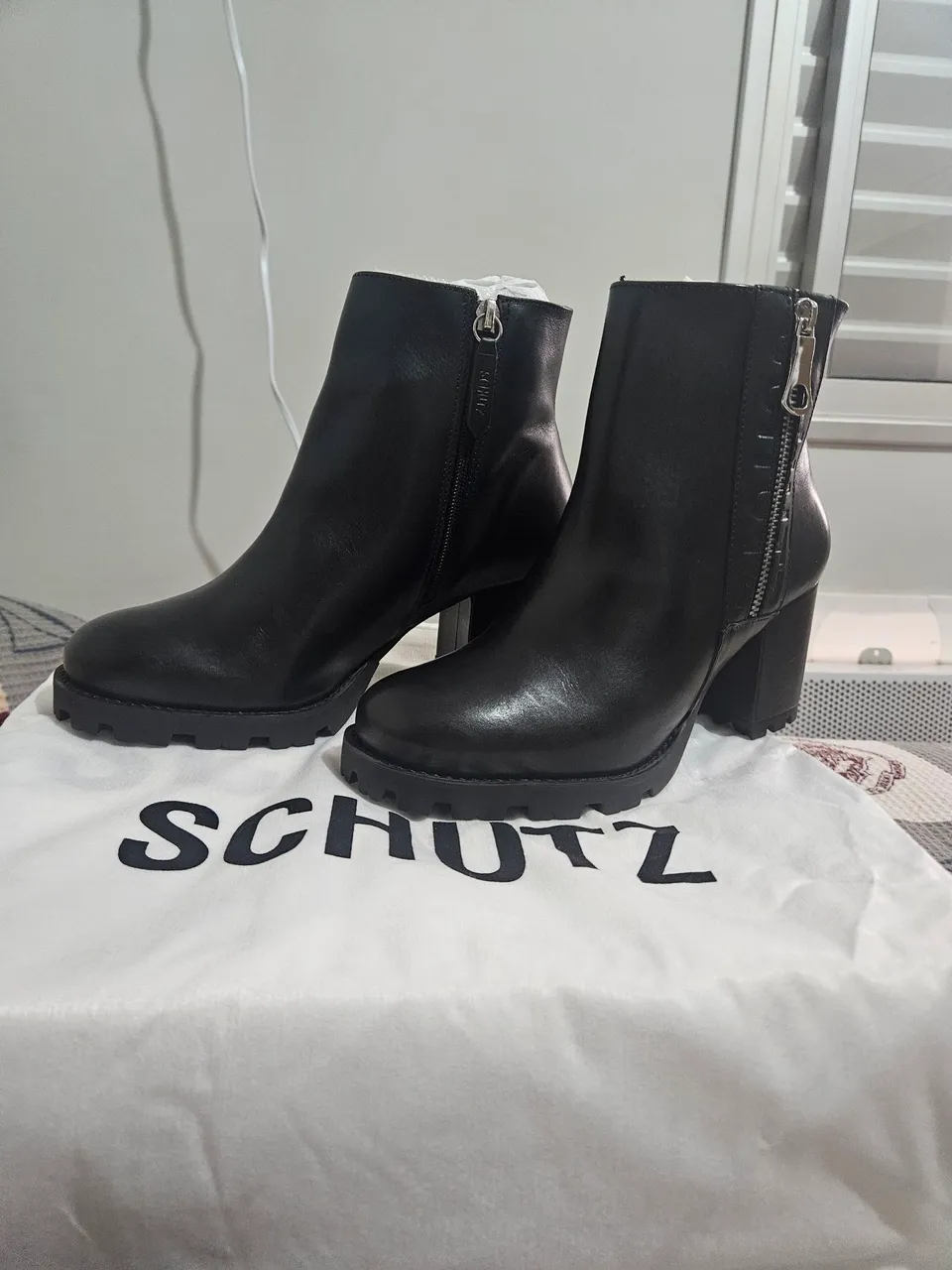 Bota Schutz Couro Preta com Zíper Lateral