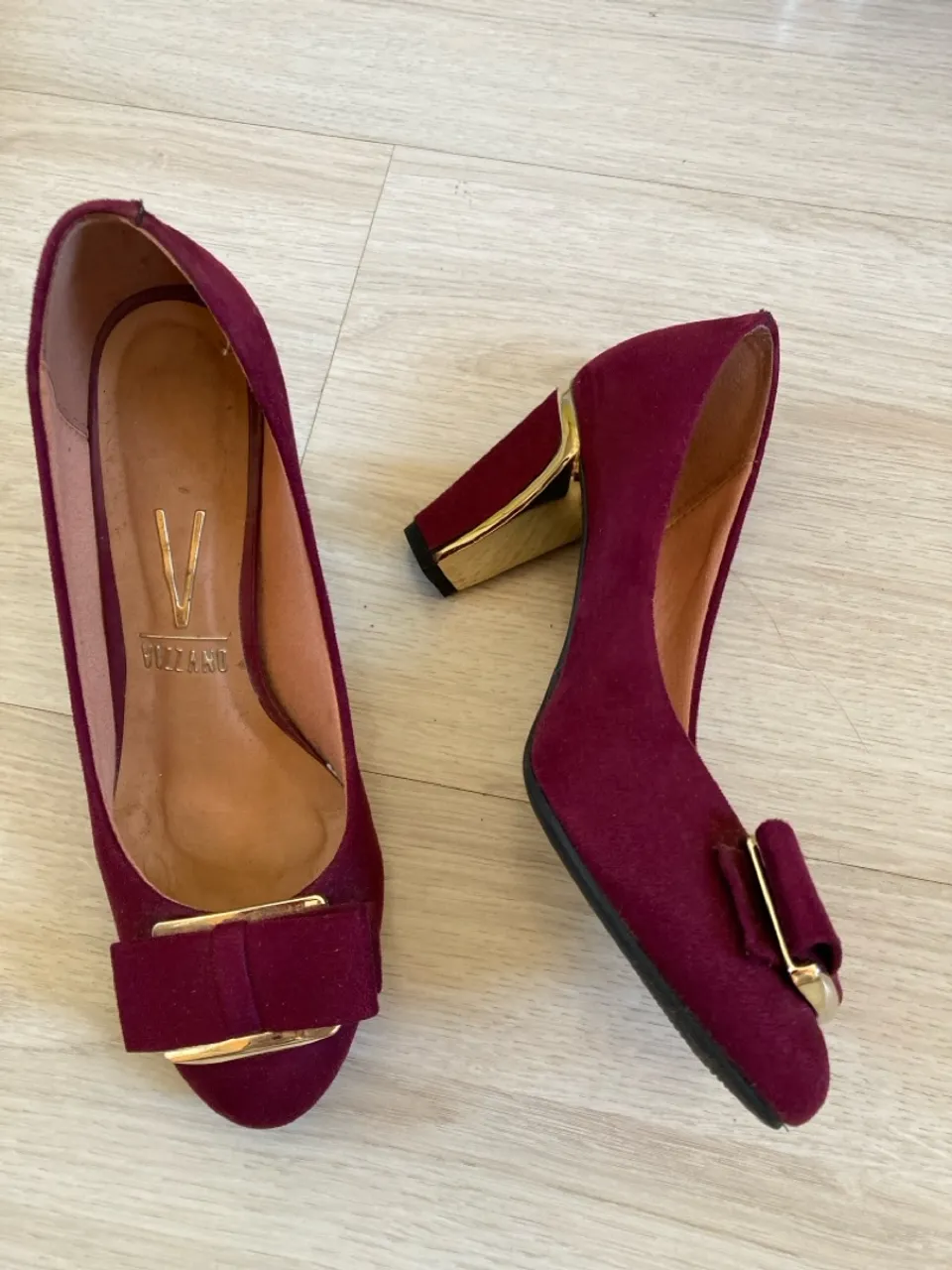 Sapatos scarpin vinho com detalhes dourados
