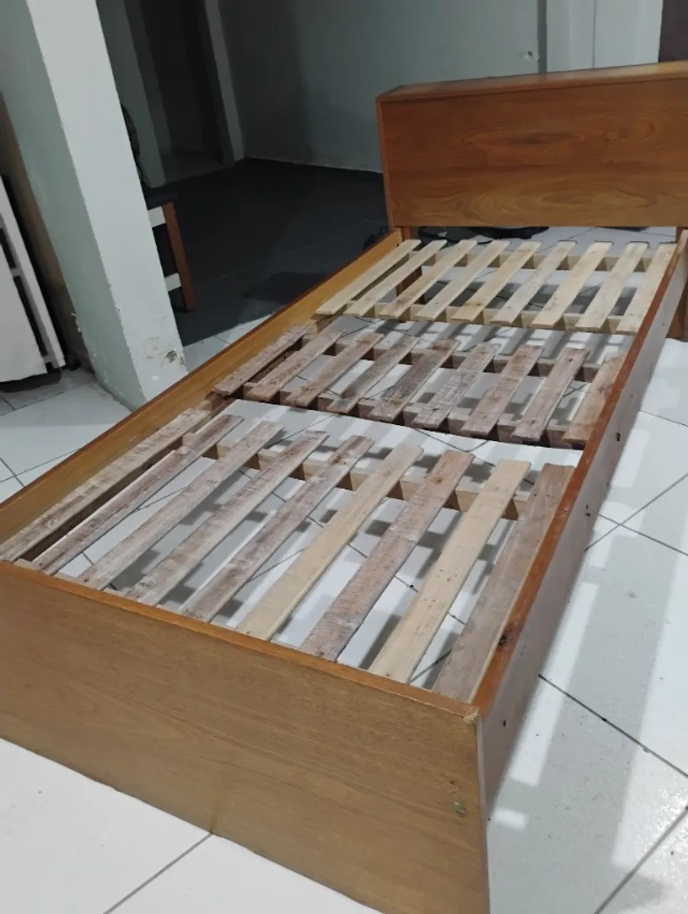 Cama de solteiro com baú
